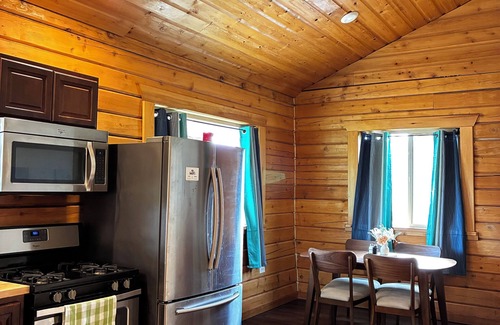 Hoonah Cabin | Charming 2-bedroom cabin with AC, WiFi in tranquil Hoonah