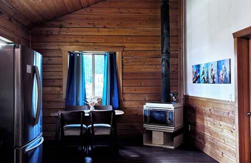 Hoonah Cabin | Charming 2-bedroom cabin with AC, WiFi in tranquil Hoonah