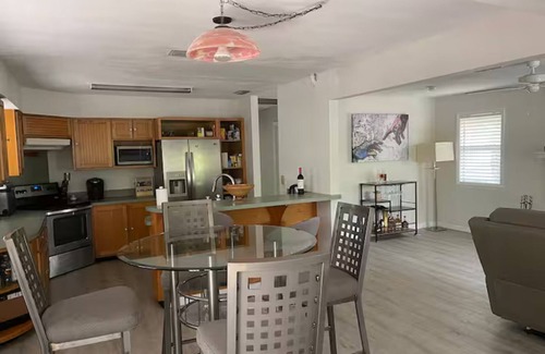 Oldsmar House | Charming 2-bedroom Central to Tampa and Beaches in Oldsmar