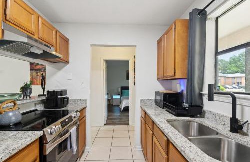 Highlands - Perkins Apartment | Charming 2-bedroom condo with WiFi, AC in fantastic Baton Rouge