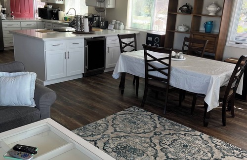 Clearlake Cottage | Charming 2-bedroom cottage with AC and WiFi in Clearlake ON THE LAKEFRONT