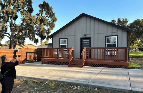 Carmichael Cottage | Charming 2-bedroom cottage with AC and WiFi in welcoming Fair Oaks