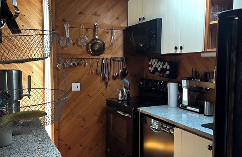 Spruce Head Cottage | Charming 2-bedroom cottage on the ocean with private beach & pool