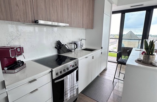 The Queensway Condo | Charming 2-bedroom condo in beautiful Toronto with AC, WiFi