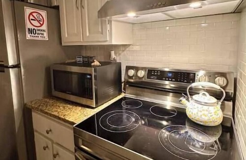 Daphne Condo | Charming 2-bedroom Condo by the Bay in Daphne