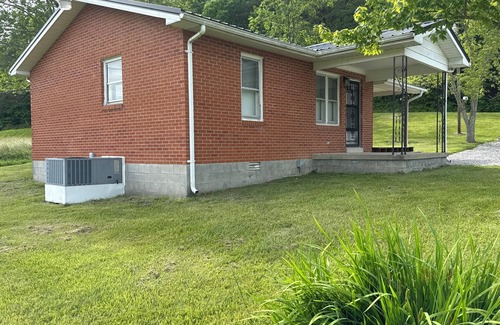 Waynesburg Cottage | Charming 2-bedroom cottage in Brodhead with WiFi and AC
