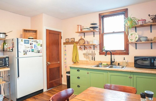 Peoria Cottage | Charming 2-bedroom cottage in delightful Peoria with WiFi, AC