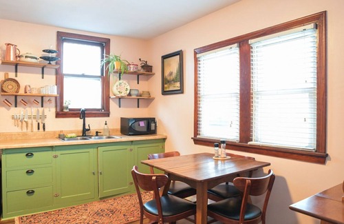 Peoria Cottage | Charming 2-bedroom cottage in delightful Peoria with WiFi, AC