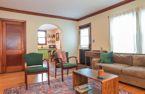 Peoria Cottage | Charming 2-bedroom cottage in delightful Peoria with WiFi, AC