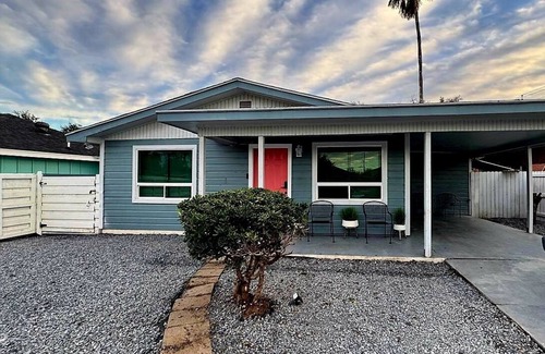 Edinburg Cottage | Charming 2-bedroom country house with, spectacular patio and pergola