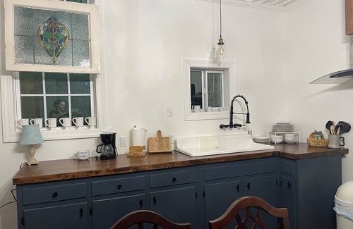 Robeline House | Charming 2-bedroom country cottage with 2 bedrooms and WiFi.