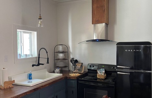 Robeline House | Charming 2-bedroom country cottage with 2 bedrooms and WiFi.