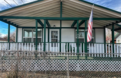 Lander House | Charming 2-bedroom dog friendly house in Lander