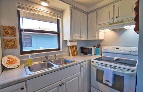 Laurel House | Charming 2-bedroom duplex in lovely Nokomis. 12 min walk to beach pet friendly