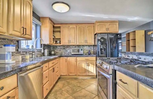 Washougal Other | Charming 2-bedroom farmhouse in the Columbia Gorge close to outdoor attractions