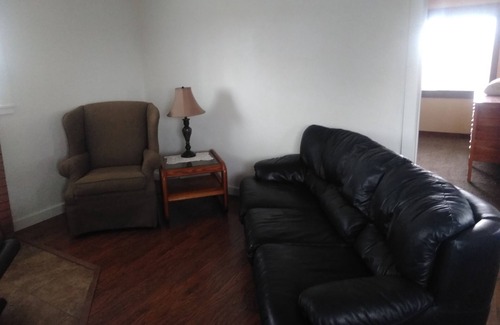 Ralston House | Charming 2 Bedroom Farmhouse