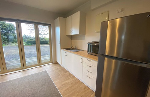 Pukehina House | Charming 2-Bedroom Guest House with Tennis Court near Beach
