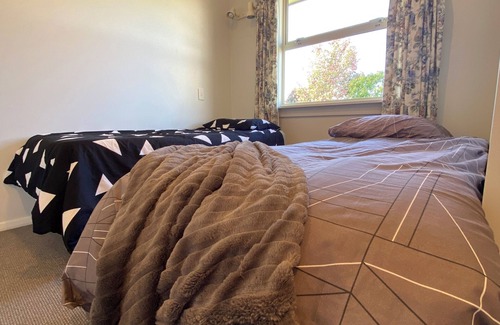 Pukehina House | Charming 2-Bedroom Guest House with Tennis Court near Beach