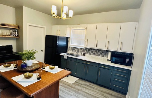 Clear Lake House | Charming 2-bedroom house, Walk to tranquil Clear Lake