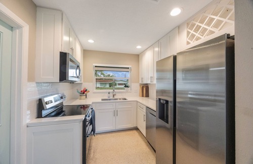 Clearwater House | Charming 2-bedroom house with WiFi, AC and 2 car garage in delightful Clearwater