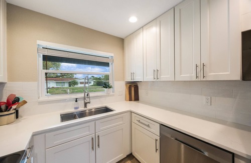Clearwater House | Charming 2-bedroom house with WiFi, AC and 2 car garage in delightful Clearwater