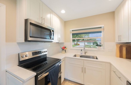 Clearwater House | Charming 2-bedroom house with WiFi, AC and 2 car garage in delightful Clearwater