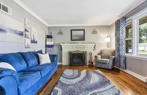 Florissant House | Charming 2-bedroom house in lovely Florissant with AC, has lots of light.
