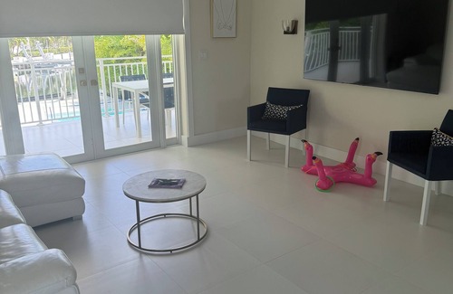 White Marlin Beach House | Charming 2-bedroom house in welcoming Islamorada with WiFi, AC