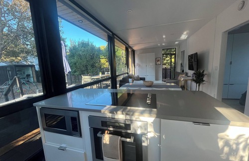 The Willows House | Charming 2-bedroom house in fabulous Menlo Park with AC, WiFi