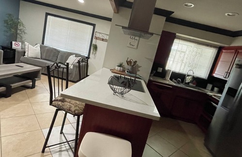 Sacramento House | Charming 2-bedroom house in fabulous Sacramento with AC, WiFi. Full remodeled.