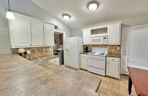 The Colony House | Charming 2-bedroom house with AC, WiFi in wonderful The Colony