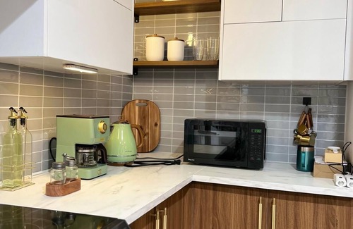 New Haven House | Charming 2-bedroom house with AC, WiFi in fantastic New Haven