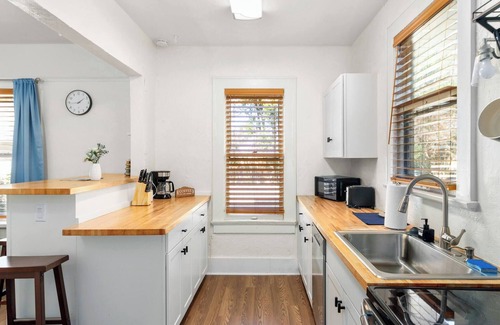 Downtown House | Charming 2-Bedroom Home Lakeland