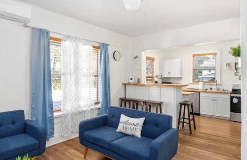 Downtown House | Charming 2-Bedroom Home Lakeland