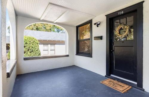 Lakeland House | Charming 2-Bedroom Home Lakeland