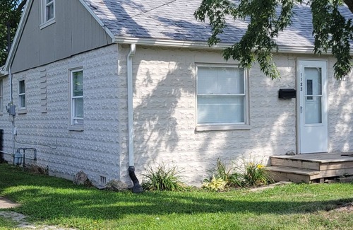 Sandusky House | Charming 2-bedroom house with AC, WiFi in gorgeous Sandusky close to Cedar Point