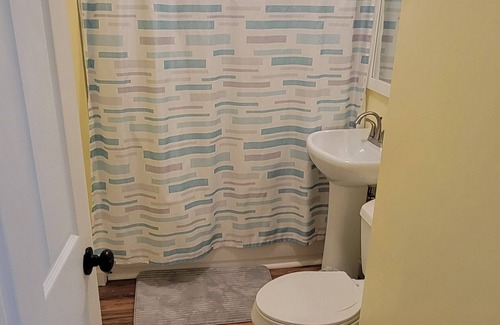 Sandusky House | Charming 2-bedroom house with AC, WiFi in gorgeous Sandusky close to Cedar Point