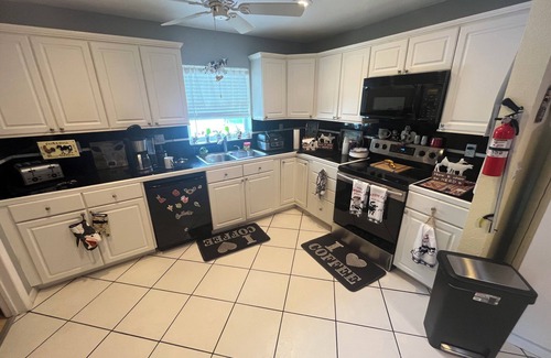 Seminole House | Charming 2-bedroom house in awesome Seminole close to shopping and beaches