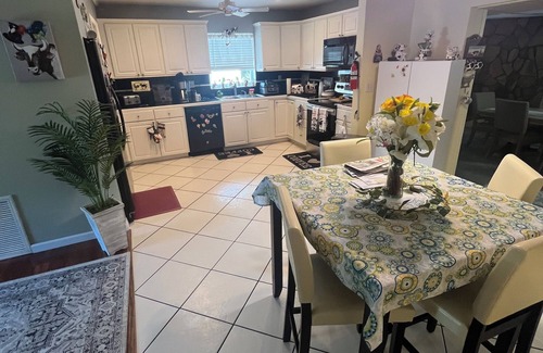 Seminole House | Charming 2-bedroom house in awesome Seminole close to shopping and beaches