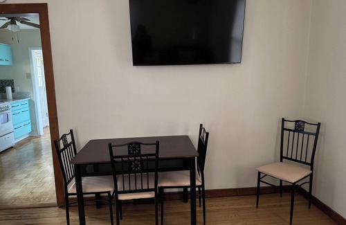 Sycamore House | Charming 2-bedroom house with WiFi, AC in adorable Sycamore