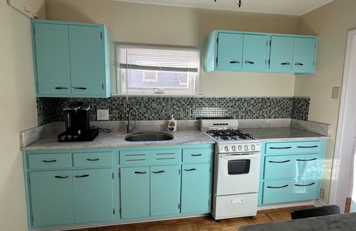 Sycamore House | Charming 2-bedroom house with WiFi, AC in adorable Sycamore