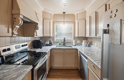 Detroit House | Charming 2-bedroom house in awesome Detroit with WiFi, AC