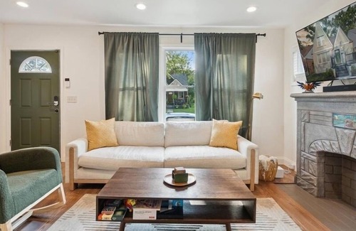 Detroit House | Charming 2-bedroom house in awesome Detroit with WiFi, AC