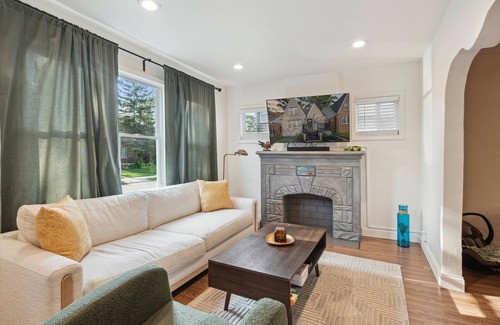 Detroit House | Charming 2-bedroom house in awesome Detroit with WiFi, AC