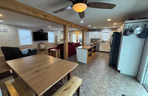 Windsor House | Charming 2-bedroom house in the heart of Appalachia