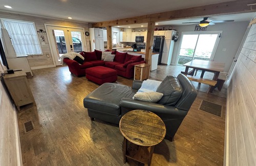 Windsor House | Charming 2-bedroom house in the heart of Appalachia