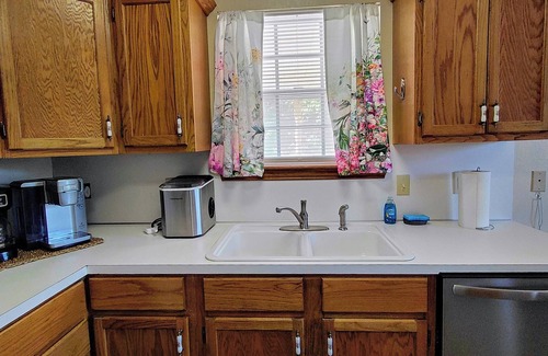 Mulhall House | Charming 2-bedroom house in Mulhall, near I-35 and OSU