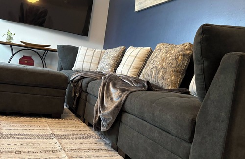 Aurora House | Charming 2-bedroom house with Feather Theme , WiFi in excellent Aurora