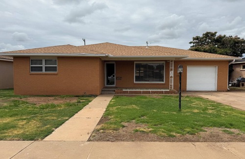 Clovis House | Charming 2-bedroom house in serene Clovis with WiFi, AC, newly renovated.