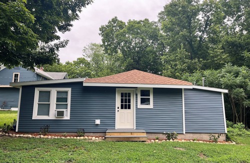 Paw Paw Lake House | Charming 2-bedroom house with AC in Coloma